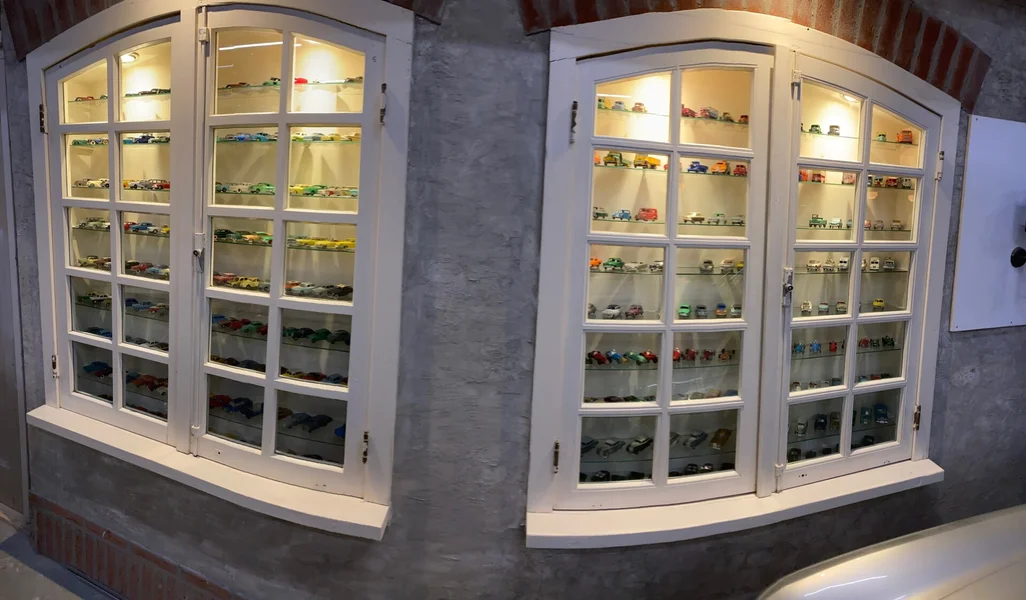 Klassieke trouwauto's in showroom R&R Nijmegen - bruidsauto's bekijken